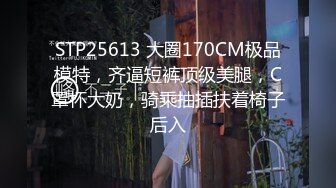 【极品稀缺 破解摄像头】JK风小姐姐更衣间拿手机自拍 多角度偷拍