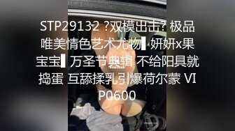 红色肚兜长相清纯短发妹子和小男友居家啪啪，拨开丁字裤搂着小腰抽插，上位骑坐多种视角拍摄，妹子越操越骚很主动