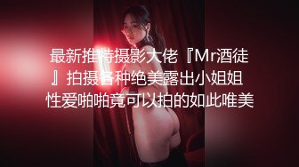  黑客破解家庭摄像头偷拍奶子坚挺身材不错的靓妹洗澡还不时对着镜头看