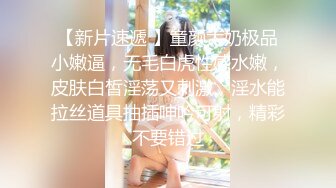 偷窥家庭一家三口，妈妈洗完澡披着浴巾出来，父子俩集中精神玩电脑，妈妈挺开放啊，当着面擦干奶子淫穴，胸罩都不穿！