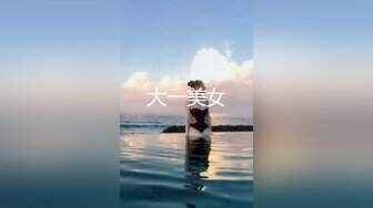   中年大叔忽悠美女顾客做特殊服务，全身按摩撩骚忽悠顾客揉奶玩逼，按摩床上爆草抽插，给骚逼干的神魂颠倒