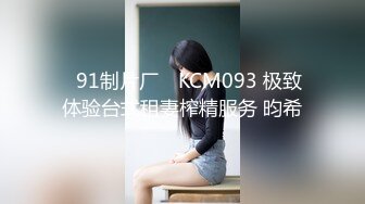 金发熟女沙发上伺候两个大鸡鸡