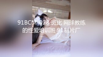 家庭摄像头偷窥，颜值还不错的良妻，大厅和女儿看电视，原来女人是这样穿奶罩的！