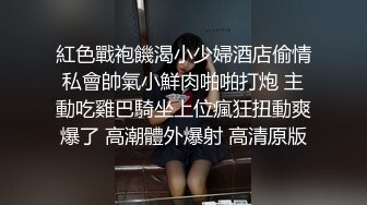 【新片速遞】 熟女人妻吃鸡啪啪 在家沙发上被黑鸡吧无套输出 内射 