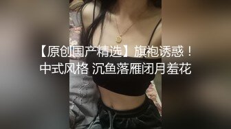 潮男靓妹公共卫生间里拍动作片 捂着嘴不敢大声叫