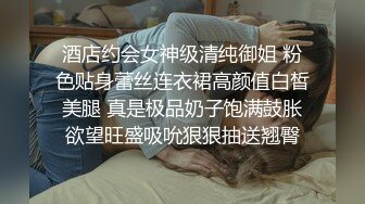 苗条的美妞厕所自拍展示自己的美乳美臀