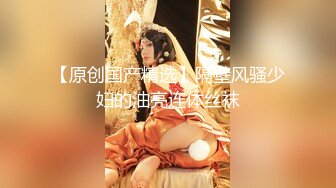 甜美少婦愛3P,兩個猛男都不夠盡興,上面嘴吃壹根,下面嘴吃壹根,好不自在