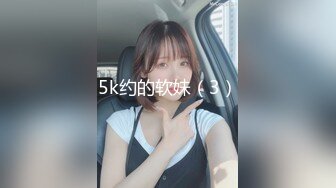 【新片速遞 】 高二学生妹被男友调教在环卫工背后脱裤子漏奶子❤️还把裤子脱了地上爬