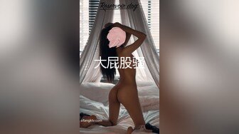 潜入网吧女厕偷拍附近的美女大学生，没想到鲍鱼那么黑