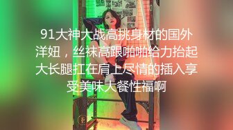 正在骑着鸡吧，情人打电话来约坦克骚妈，直接啪啪大力坐内射骚妈说不过瘾