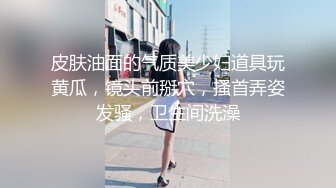 跟随偷窥跟男友坐地铁的眼镜美女 想到这么清纯的妹子 出门居然不穿内内 旁边大哥有没有闻到骚味