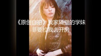 Ria 久留美她没有时间做出反应，在她意识到之前，他们的舌头已经进入了她的嘴和阴部。