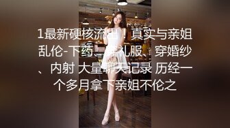  穿旗袍的漂亮气质小姐姐前凸后翘娇躯浑圆屁股诱惑力十足两个男的前后夹击搞她