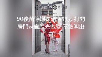 学校厕所TP同班女同学嘘嘘 出来拍脸时被她发现了跑过来要打我