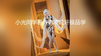 年轻胸前纹身的老婆给老公打飞机撸硬，女上位秒变榨汁打桩机