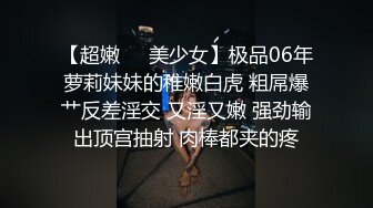 超高颜值纯欲系美女，撩起裙子搔首弄姿，里面啥也没穿，贫乳小奶子多毛骚穴