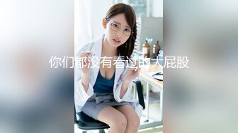 【新片速遞】养生馆风骚女技师帮助小哥一起玩弄女顾客激情双飞，道具玩逼骑在脖子上草嘴，按摩床上轮草两女浪叫呻吟不断