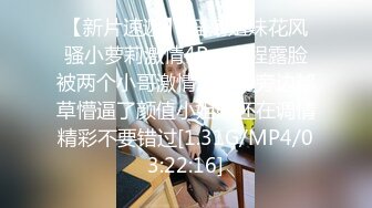 包臀裙露腰套装美女街边秀恩爱被抄底圆点内裤