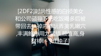 商城拍美女尿尿，突然进来个老太婆服务员