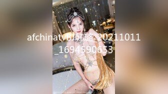 KTV厕所偷拍喝醉的美女趴在马桶上吐✿来个捡尸的屌丝男把她内裤脱了想上她