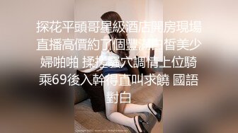 疯狂男子一边开车一边让女友吹箫舔鸡巴