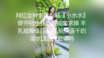 无毛逼风骚少妇看着黄片让大哥草，无套揉脸侧身吃着奶子草着逼，疯狂输出浪叫不断，直接让大哥射床单上刺激[