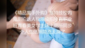 两个年轻的妹子在房间里面叠罗汉，相互玩穴舔逼，大长腿很诱惑