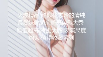 贵在真实，海滩游泳场女士简易淋浴棚偸拍多位妹子换衣，苗条美少女懂得保养往身上涂防晒霜3