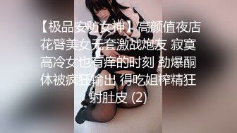 色魔潜入校园闯入女厕直接伸手摸学生妹的小嫩鲍