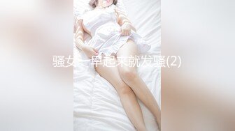 绿帽奴献妻4P混战！双女伺候男主双飞 舔脚侍奉两位美女 男奴被带到厕所赏圣水！