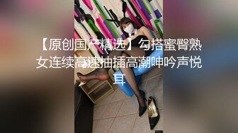 巨乳良家少妇在狼友的挑逗下脱光了衣服，躺在床上跳弹自慰揉捏诱人的大奶子，逼逼特写跳弹塞菊花真刺激续