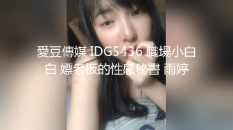 G奶爆乳骚熟女3P伺候，尽情揉捏大奶子，两根JB轮流舔太骚了，扛起腿爆操前后夹击-