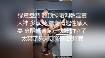 冒死爬墙偷窥对面楼的美女洗澡刮毛