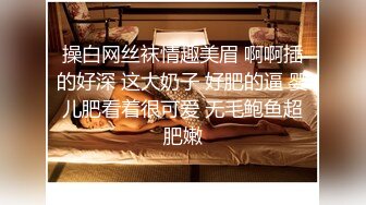 放暑假已经满18岁的表妹来我家玩 中午太热冲个凉 看看表妹的身体有多大的变化