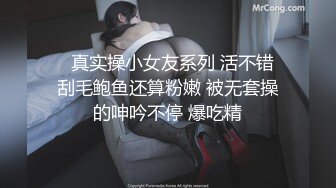  俊男靓女激情3P玩弄风骚小母狗，渣男接了杯尿给骚逼喝真淫荡，一起鸳鸯浴