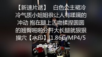   賓館約啪G罩杯爆乳少婦,小茓毛毛刮得十分幹凈,擠上酸奶舔B,爆艹奶子晃來晃去