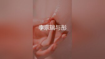 露脸的网袜少妇，被大屁股猛操后入