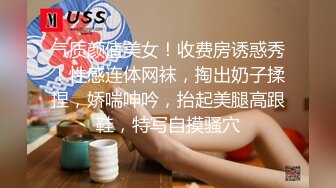 抄底身材火辣的蕾絲內內美女故意在面館門口賣騷