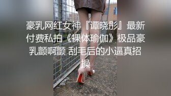 牛仔短裤大奶妹，掰穴手指扣逼特写口交，翘起屁股后入大屁股猛烈撞击